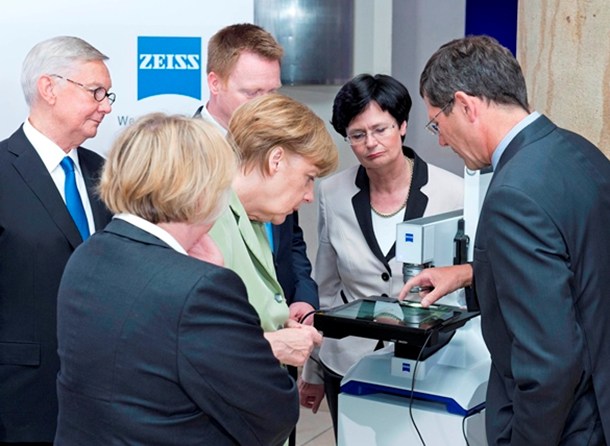 德國總理默克爾肯定了卡爾蔡司基金會的歷史意義,并對基金會的未來充滿希望 德國總理默克爾肯定了卡爾蔡司基金會的歷史意義,并對基金會的未來充滿希望