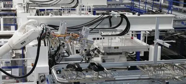 由300個零件和各種鏡頭組成的現代前照燈